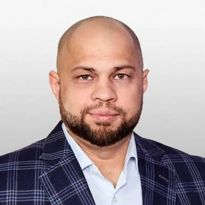Роман Постовалов