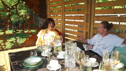 Сад любви с лесными растениями и прудом