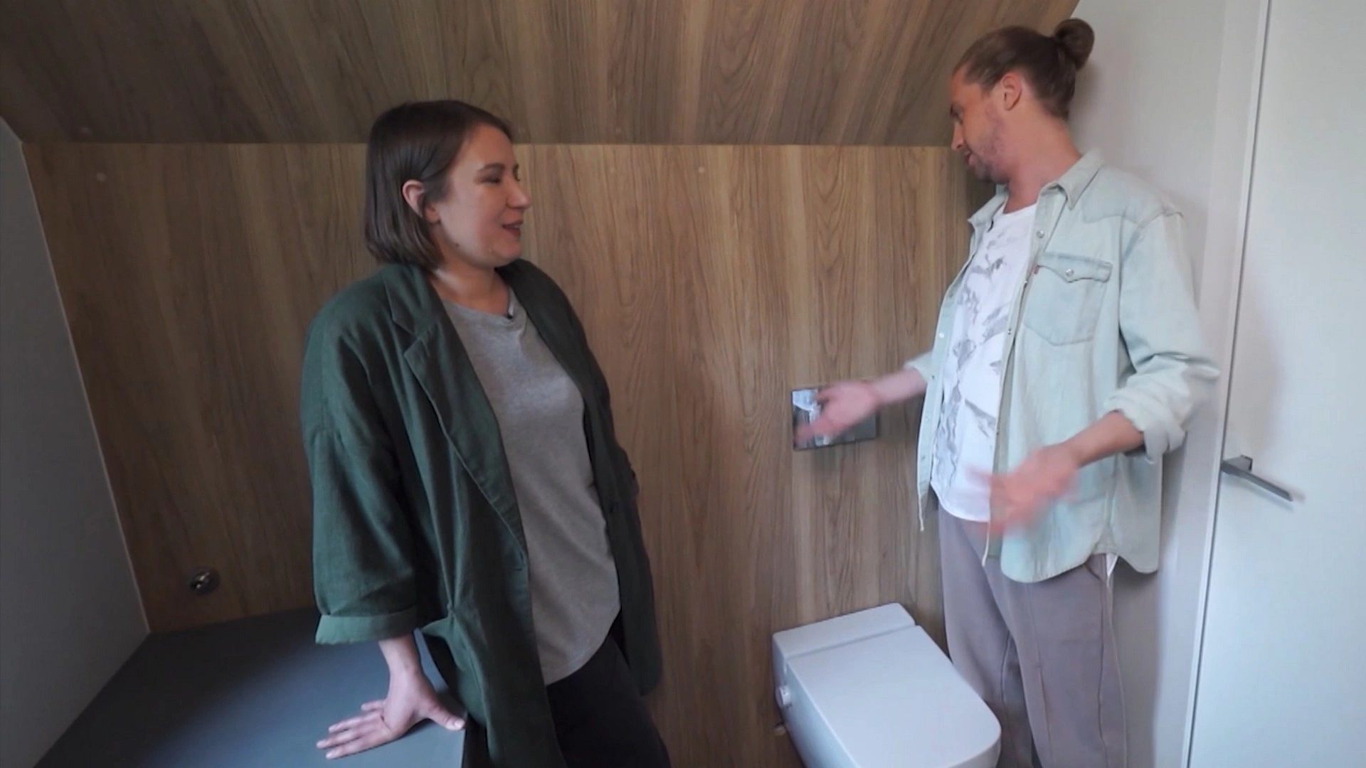 Скандинавский уют в мансарде с круглым окном